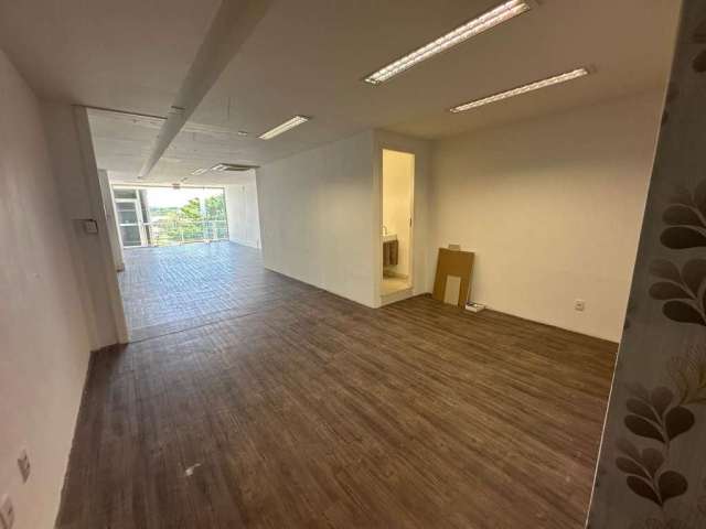 Sala comercial com divisórias e 65m² - Locação no bairro Saco Grande