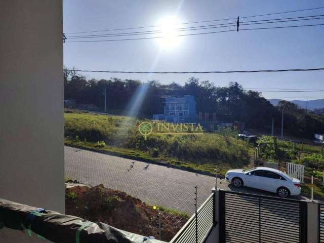 À venda no bairro Forquilinhas! 3 quartos, varanda com churrasqueira e 1 vaga de garagem.