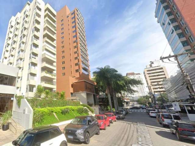 4 quartos com 210m² privativos e 2 vagas no Centro de Florianópolis.