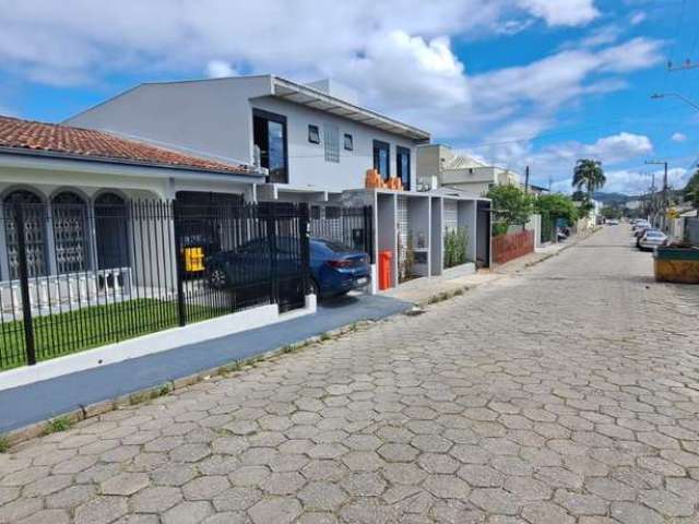 Exclusivo! Casa à venda no bairro Santa Mônica. 177m² de área construída, 4 quartos, churrasqueira e 2 vagas de garagem.