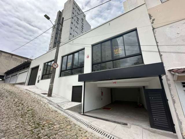 Loja comercial com 140m² e 4 vagas de garagem - Locação no Centro de Florianópolis.