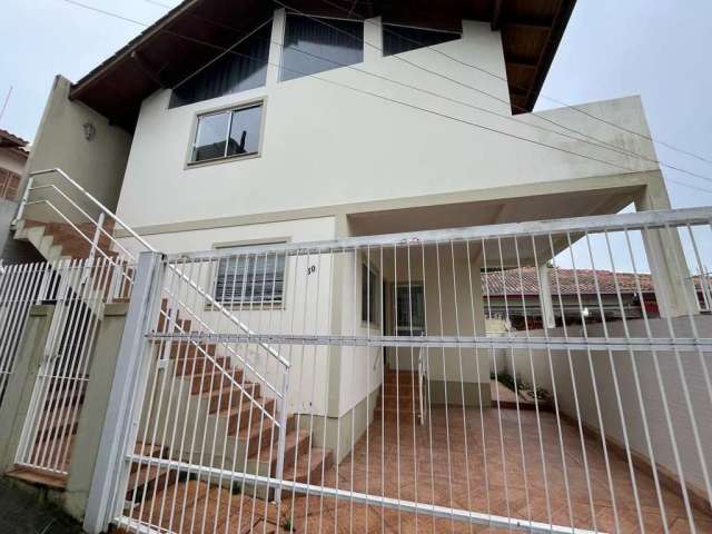 Casa Residencial com 2 quartos a 5min do Centro de Florianópolis - Locação no bairro Estreito.