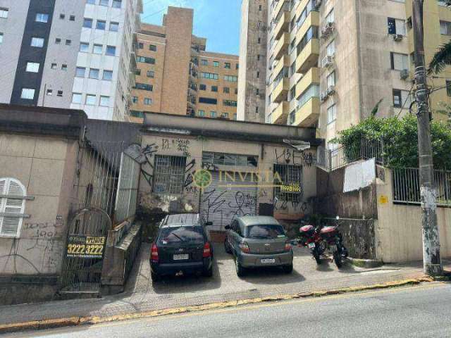 Galpão comercial para locação na rua Padre Roma, Centro de Florianópolis.