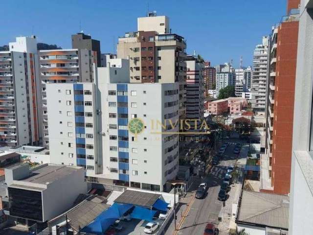 Andar alto, sacada com churrasqueira e 1 vaga livre à venda no Centro de Florianópolis.