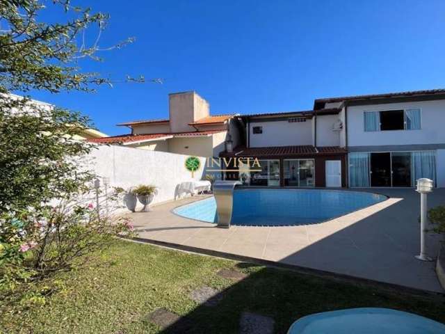 Casa de alto padrão, com terraço e vista parcial mar à venda na Agronômica.