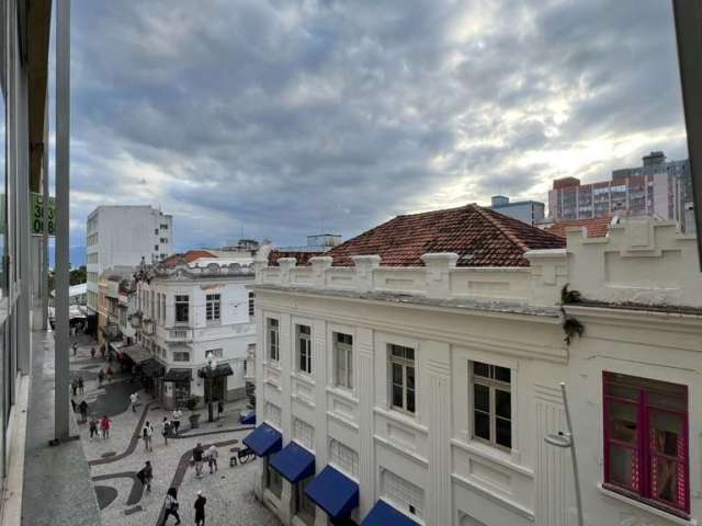 Sala Comercial com divisórias, copa e banheiros no Centro - À venda em Florianópolis