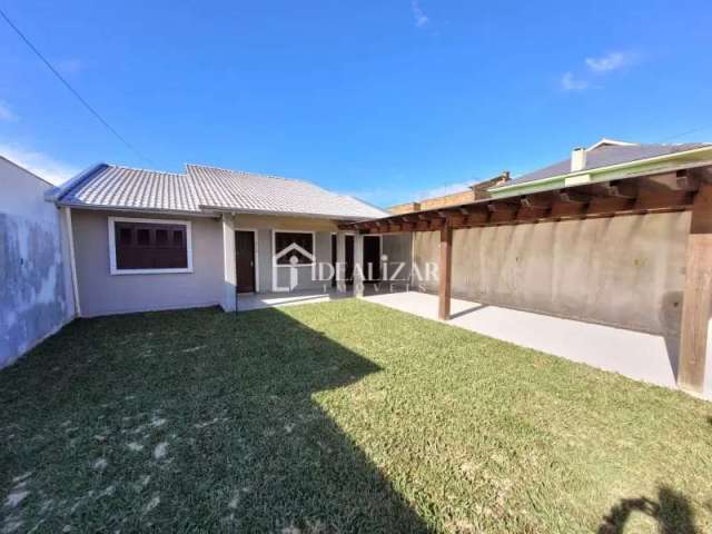 Casa com 4 dormitórios, mais 3 banheiros sociais, cozinha, sala de jantar, churrasqueira, abrigo coberto para o carro, pátio fechado, apenas 180 metros do mar. Vem conferir mais.