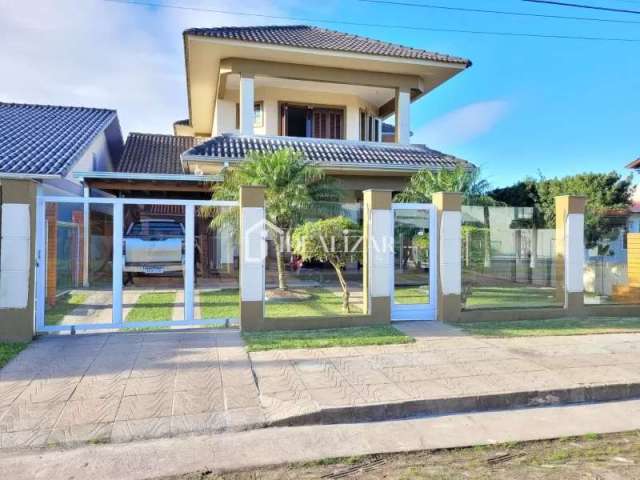 Bela casa com piscina, no bairro Vista Alegre, apenas uma quadra do mar.