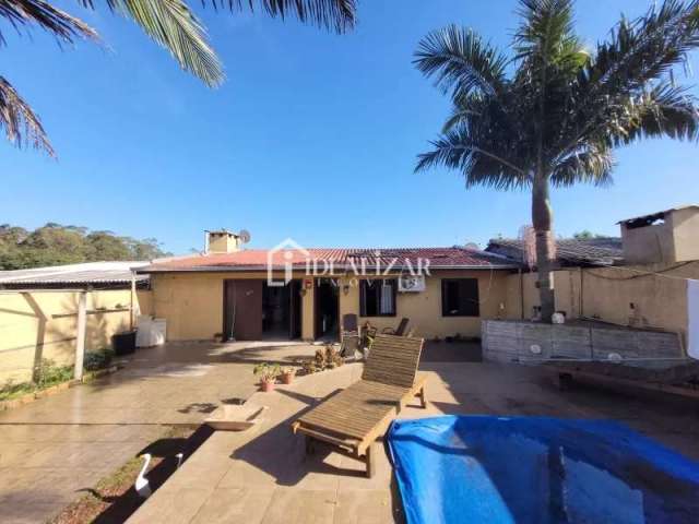 Casa com piscina, dispõe de 3 dormitórios, com 2 banheiros.