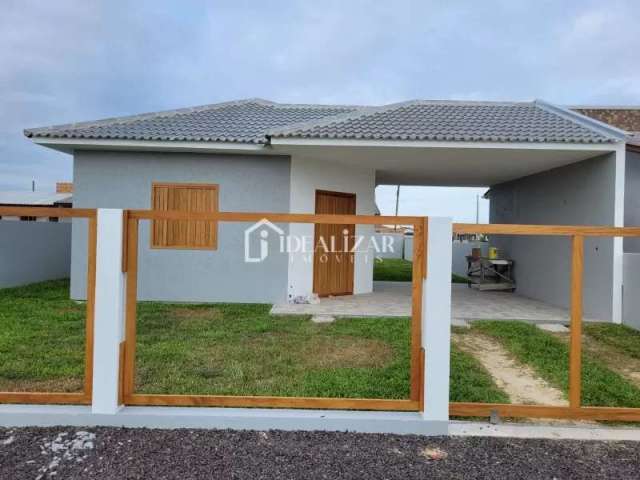 Bela casa em construção, com 3 dormitórios, sendo um suíte, 620 metros do mar.