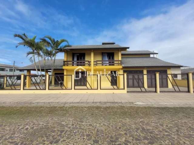 Excelente casa de esquina em Areias Brancas com 273 m² de área construída e a poucos metros do mar