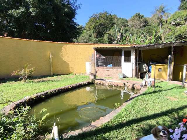 Casa térrea com 3 dormitórios, suite, lago com peixe.