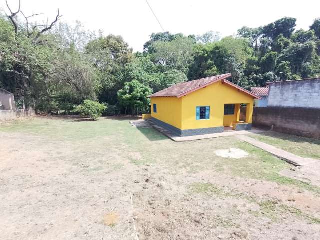 Casa com 2 dormitórios em Aguas de Lindóia com um belo terreno.