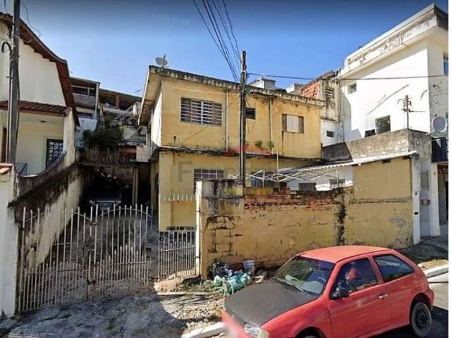 Terreno de 250 metros quadrados na casa de pedra contendo 3 casas antigas com 3 vagas de garagem