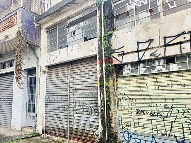 Casa assobradada em Santa Teresinha, com dois salões comerciais, frente de 8 metros por 25 de fundos