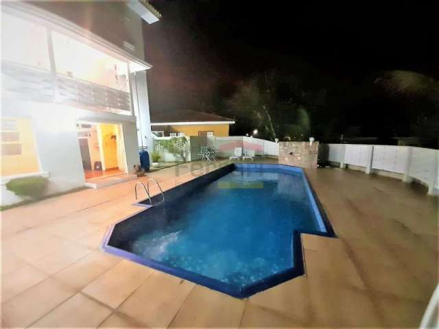 Sobrado próximo ao horto com 4 dormitórios sendo 2 suítes, piscina, churrasqueira, 6 vagas, portaria