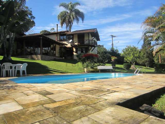 Casa em condomínio na Serra da Cantareira com chalépara hóspedes.