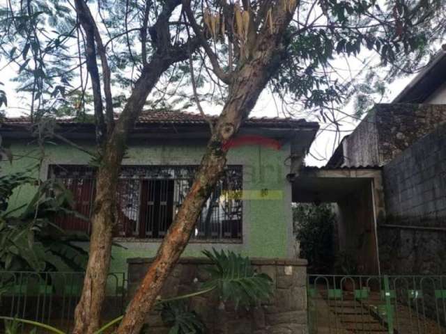 Casa totalmente térrea, muito antiga no jardim floresta