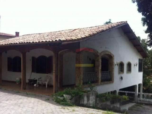 Casa antiga com otimo terreno.