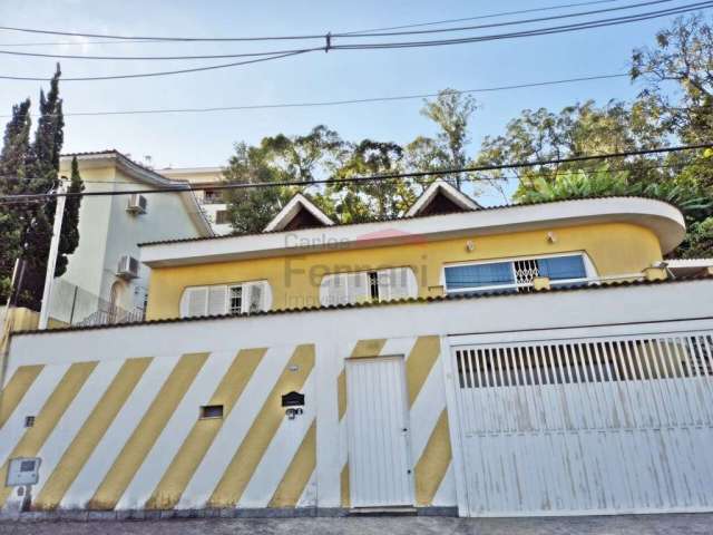 Casa Assobradada no Jardim França com 4 suítes, piscina e 7 vagas, próximo ao TriMais