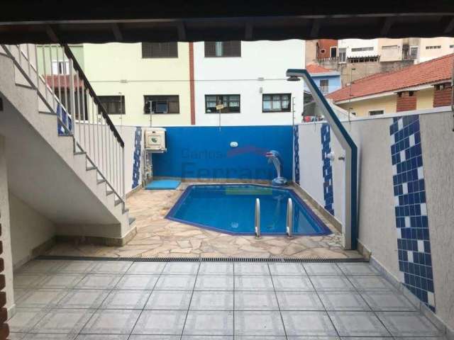 Sobrado em rua sem saída, 3 dormitórios, sacada, quintal com piscina, churrasqueira e 5 vagas.