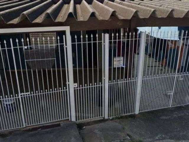 Casa a venda com 2 quartos, 2 banheiros e vaga para 3 carros!