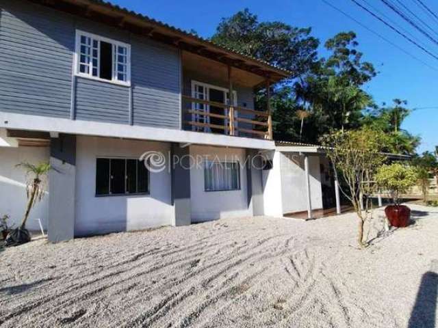 Residência Charmosa em Itapema-SC: Casa de 200m² com 4 Suítes, Área Verde e Varandas