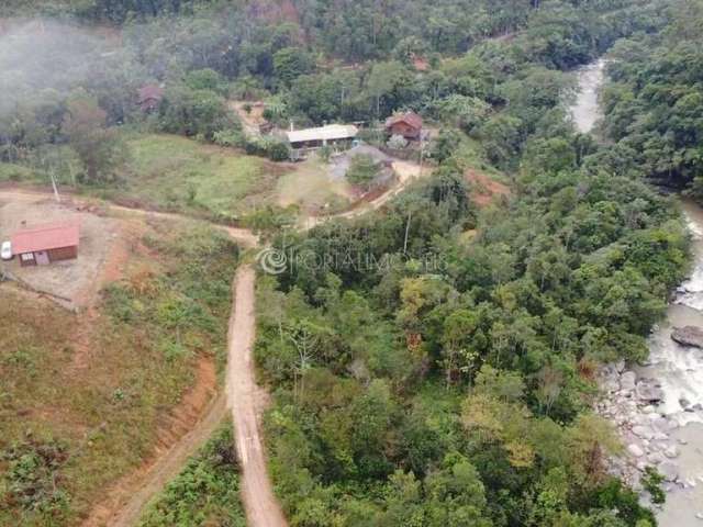 Chácara Encantadora em Major Gercino-SC: Casa de Madeira com Vista para as Montanhas e Riacho