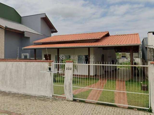 Casa com Ampla Área Externa e Garagem Coberta no Alto Perequê – Porto Belo