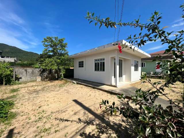 Casa com dois quartos em areias do meio bem centralizada