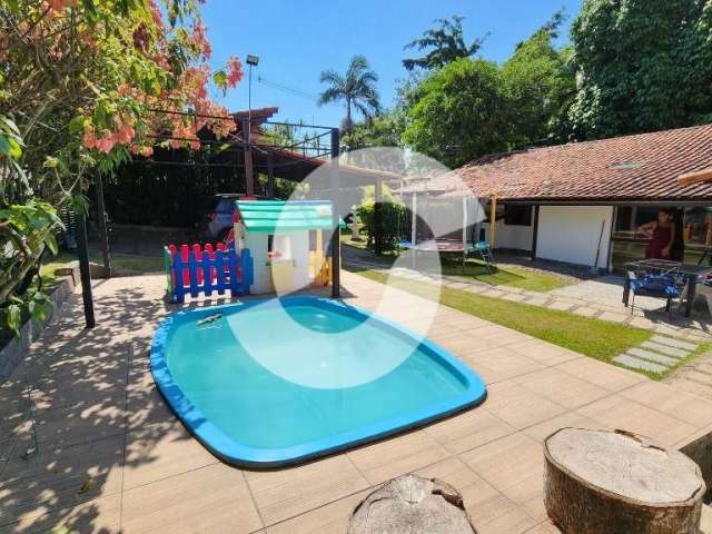 Casa linear, 3 quartos sendo 2 suítes, piscina e 3 vagas de garagem em condomínio fechado e seguro