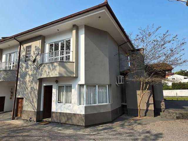 Casa aluguel 3 quartos 1 suíte com closet e banheira - Pedra Branca - Palhoça-SC