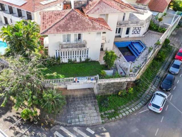 Casa Padrão - 597m²