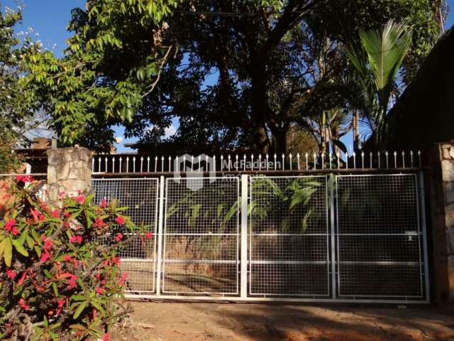 Casa ampla em terreno arborizado