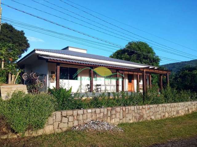 Casa com 3 dormitórios Estilo Colonial no Ribeirão da Ilha em Florianópolis Santa Catarina