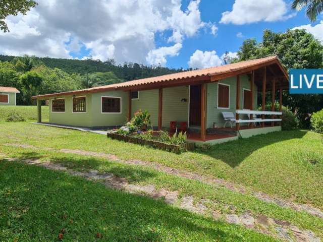 Excelente Oportunidade! Casa de Madeira e Alvenaria em Condomínio com Lazer