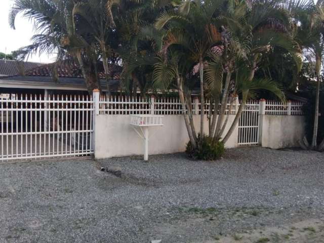 Linda casa de madeira de lei, cambará apenas 350m do mar