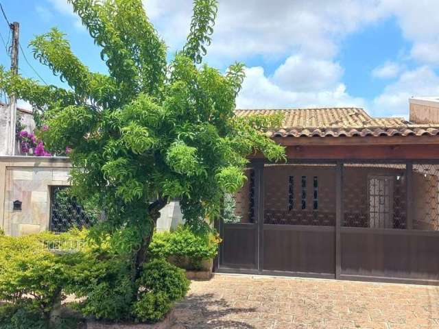 Linda Casa para venda e locação, em ótima localização com três dormitórios e edícula no Parque Boa