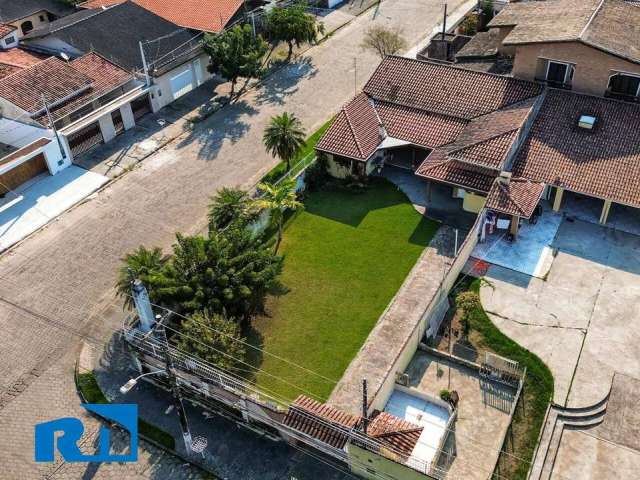 Casa de Esquina com Amplo Terreno e Excelente Localização!