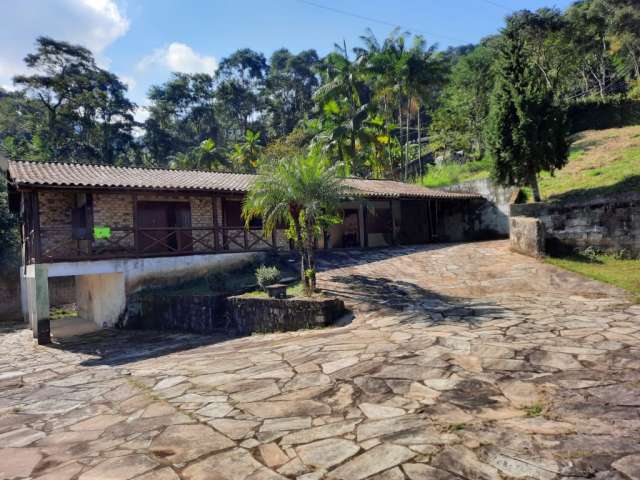 Vende-se uma chácara com 5.700 M² em Paraty RJ.