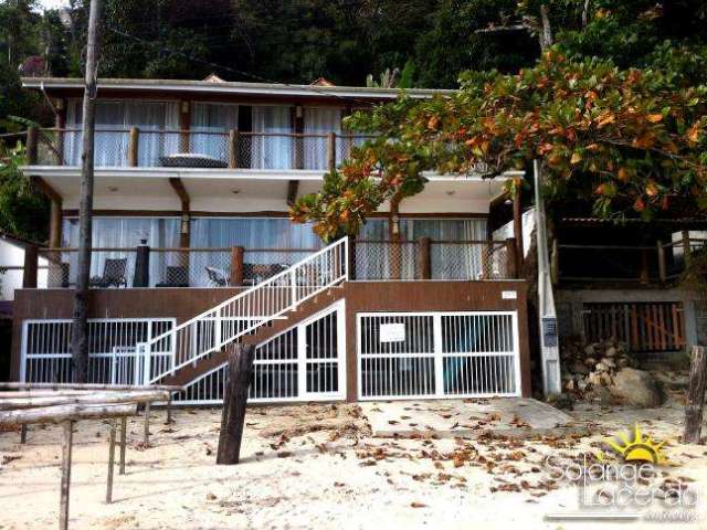 Pé na Areia - Lindo Sobrado - 3 Suítes + 3 Chalés de Madeira.