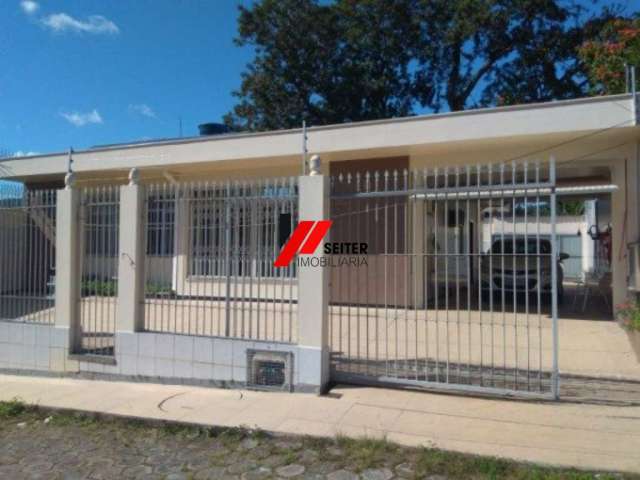 Casa na Trindade a venda com  2 dormitórios, sendo 1 suíte, 2 banheiros e vaga de garagem