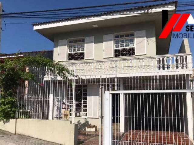 Casa a venda de 4 dormitórios no Centro de Florianópolis