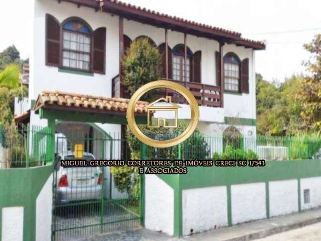 Casa com 11 dormitórios a 250 metros do mar perfeita para moradia ou negócio em pousada