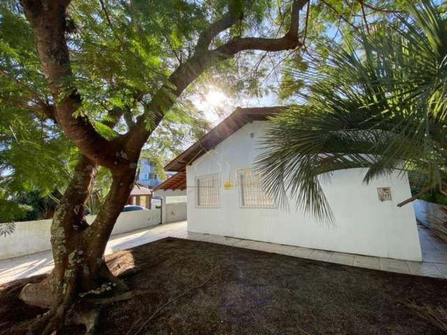 Casa com 4 dormitórios em amplo terreno no norte da ilha de Florianópolis