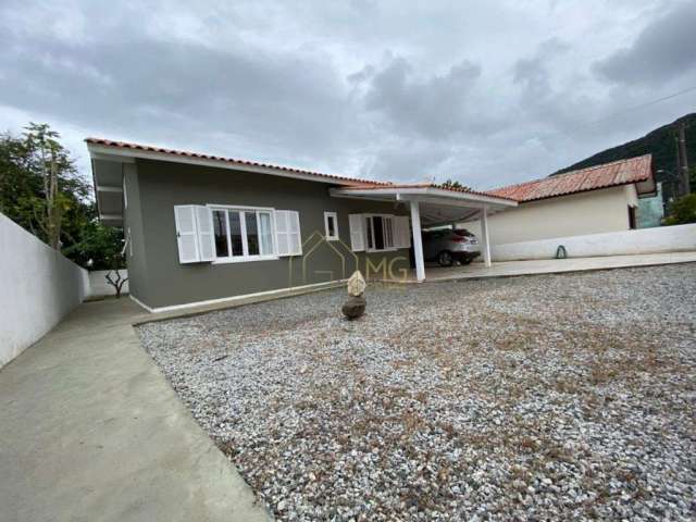 Casa com três dormitórios no São João do Rio Vermelho em Florianópolis