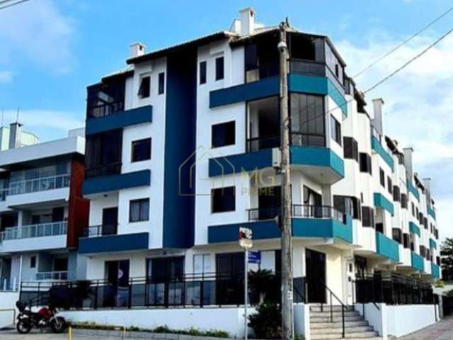 Apartamento triplex com 3 dormitórios na Praia dos Ingleses.  O imóvel, com 120m de área privativa, possui 3 quartos, 2 banheiros, 3 ambientes