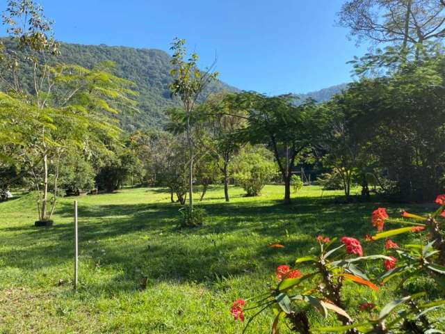 Terreno com água corrente em meio a natureza, norte da ilha, Muquem, Florianópolis, SC