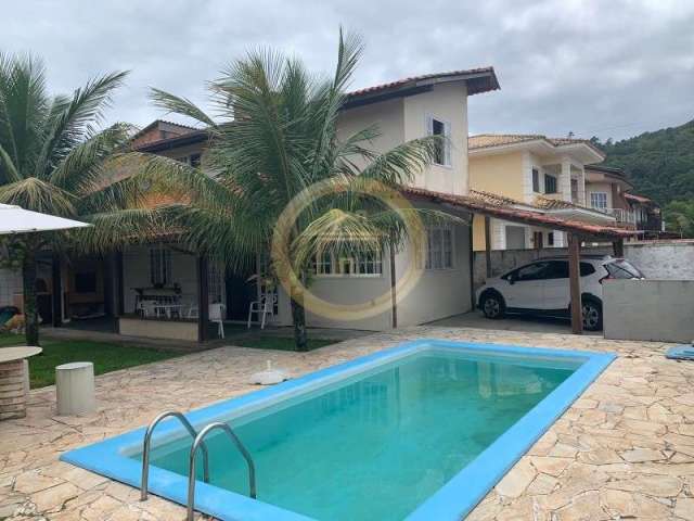 Casa duplex com piscina na Praia da Cachoeira do Bom Jesus.