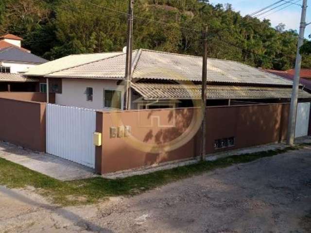 Casa com três dormitórios sendo uma suíte